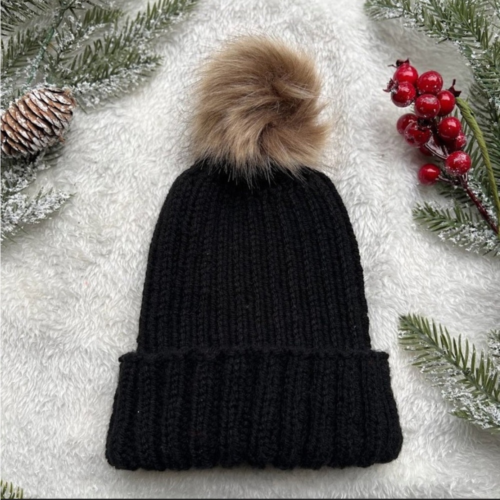 Adult hand knit winter pompom‎ hat - NWOT